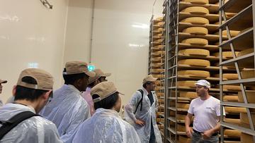 A Gruyère cheese ripener from the“Coopérative d’Alpage” shares his experience with a group of trainees of the 3rd edition of the InterGI Advanced course (Maria Bouhaddane©CIRAD)